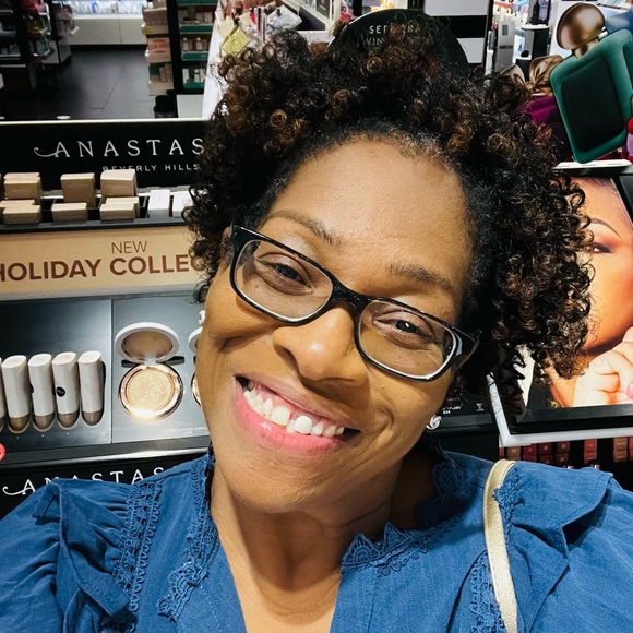 Meet your Posher, Yolanda - Picture 1 of 1
